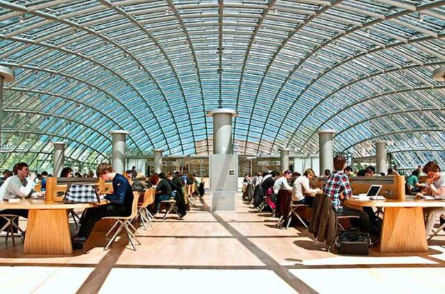 4. Biblioteca Joe y Rika Mansueto, Universidad de Chicago, EE.UU.