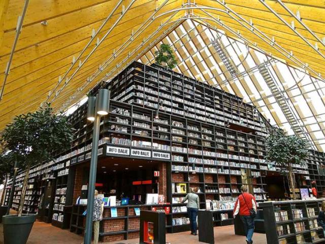 5. Biblioteca La Montaña De Libros, Spijkenisse, Países Bajos