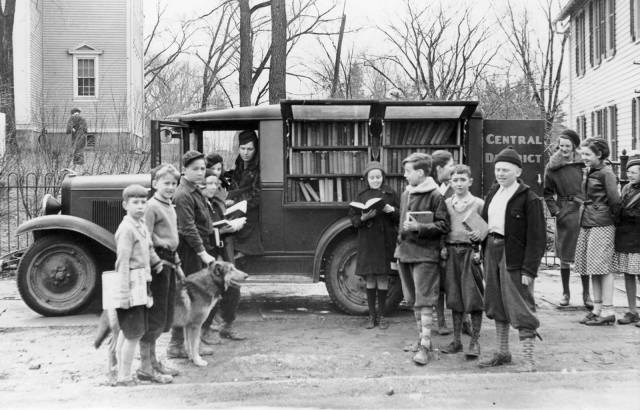 Niños en torno a una Biblioteca itinerante
