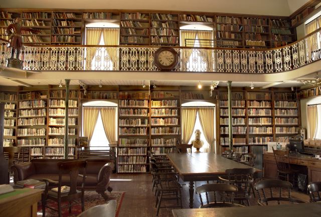 Biblioteca en el %22Morrin Centre%22, en Quebec, Canadá.