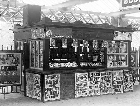 Kiosko de venta de libros, %22Eason's Book Stall%22, en la Estación de tren de Waterford, Irlanda. Foto de 1924.