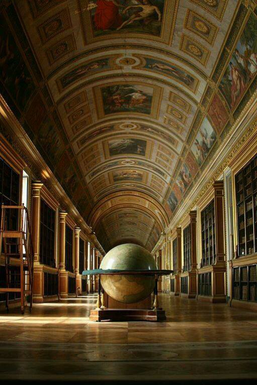La biblioteca de Napoleón III, en el Palacio de Fontainebleau, en París, Francia.