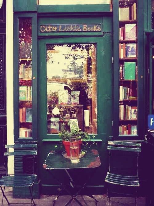 Antigua fachada de la Librería City Lights Bookstore, en San Francisco, USA.
