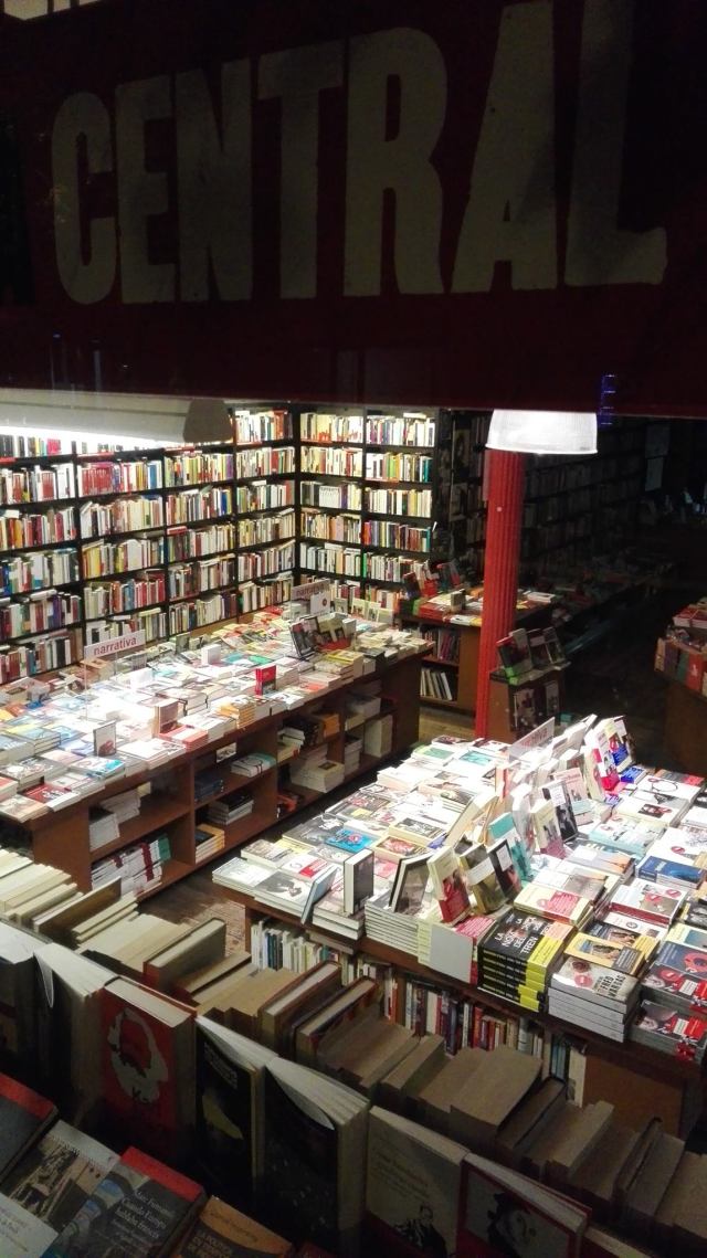 la-central-de-la-calle-mallorca-de-barcelona-de-noche