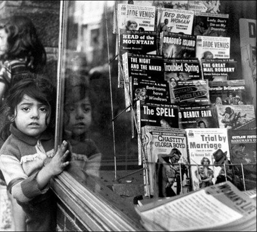 Kiosko de libros en el West End de Boston (USA) 1953.