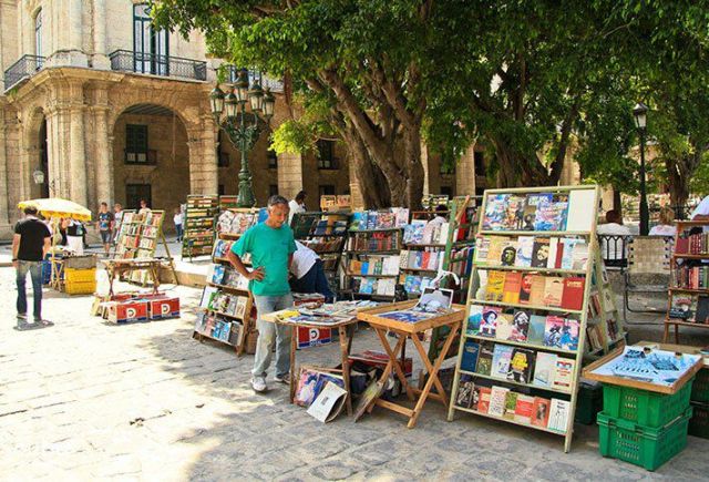 Librería callejera. Plaza de armas en La Habana. Cuba
