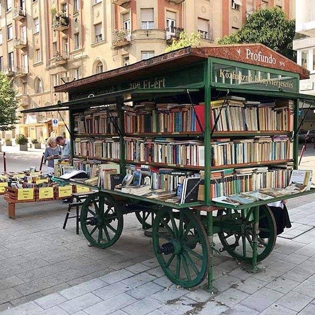 Librería ambulante en Budapest, Hungría.